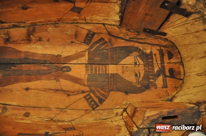 Zdjęcie w galerii na portalu naszraciborz.pl: Trwa konserwacja egipskiego sarkofagu z Raciborza [WIDEO] wiadomości z regionu