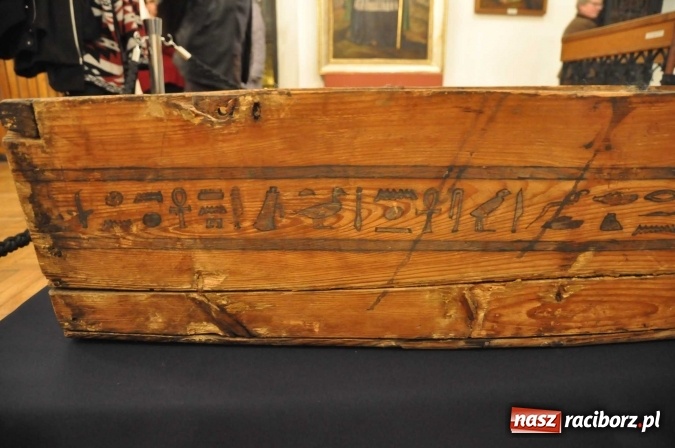 Zdjęcie w galerii na portalu naszraciborz.pl: Trwa konserwacja egipskiego sarkofagu z Raciborza [WIDEO] wiadomości z regionu