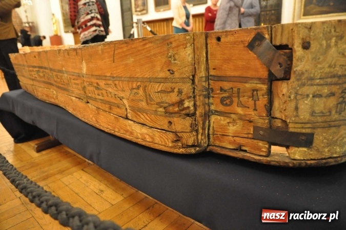 Zdjęcie w galerii na portalu naszraciborz.pl: Trwa konserwacja egipskiego sarkofagu z Raciborza [WIDEO] wiadomości z regionu