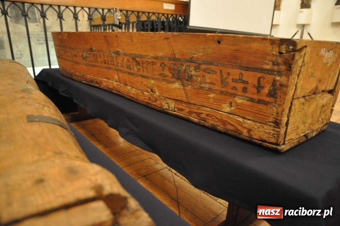 Zdjęcie w galerii na portalu naszraciborz.pl: Trwa konserwacja egipskiego sarkofagu z Raciborza [WIDEO] wiadomości z regionu