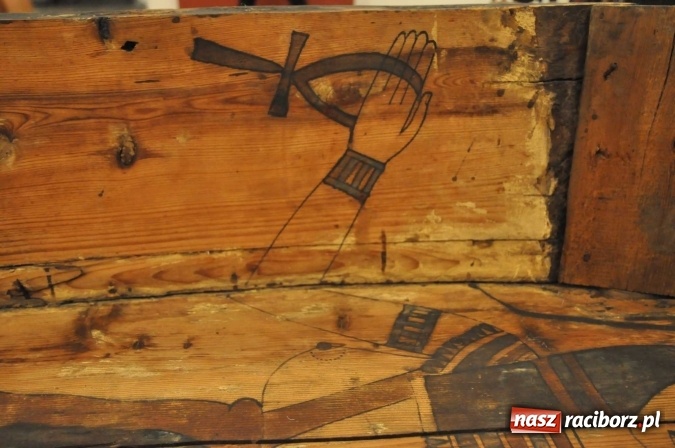 Zdjęcie w galerii na portalu naszraciborz.pl: Trwa konserwacja egipskiego sarkofagu z Raciborza [WIDEO] wiadomości z regionu