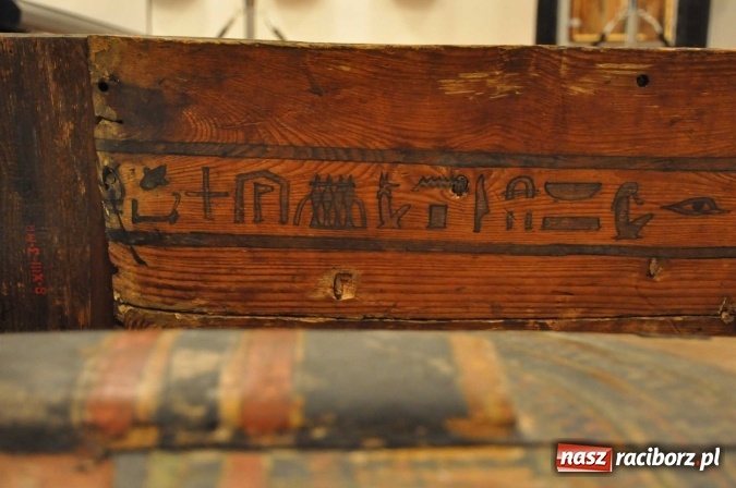Zdjęcie w galerii na portalu naszraciborz.pl: Trwa konserwacja egipskiego sarkofagu z Raciborza [WIDEO] wiadomości z regionu