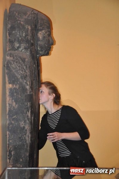 Zdjęcie w galerii na portalu naszraciborz.pl: Trwa konserwacja egipskiego sarkofagu z Raciborza [WIDEO] wiadomości z regionu