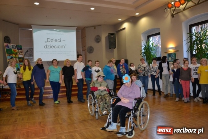 Zdjęcie w galerii na portalu naszraciborz.pl: Spotkanie integracyjne Dzieci – Dzieciom wiadomości z regionu