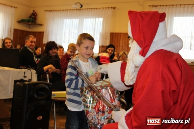 Zdjęcie w galerii na portalu naszraciborz.pl: Do Wojnowic zawitał już wyczekiwany św. Mikołaj wiadomości z regionu