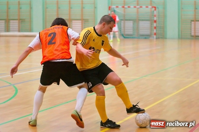 Zdjęcie w galerii na portalu naszraciborz.pl: HLPN: Niedzielne strzelanie w Arenie Rafako wiadomości z regionu