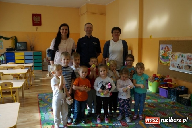 Zdjęcie w galerii na portalu naszraciborz.pl: Mundurowy odwiedził przedszkolaków, tym razem w Makowie i Pawłowie wiadomości z regionu