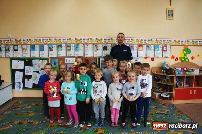 Zdjęcie w galerii na portalu naszraciborz.pl: Mundurowy odwiedził przedszkolaków, tym razem w Makowie i Pawłowie wiadomości z regionu