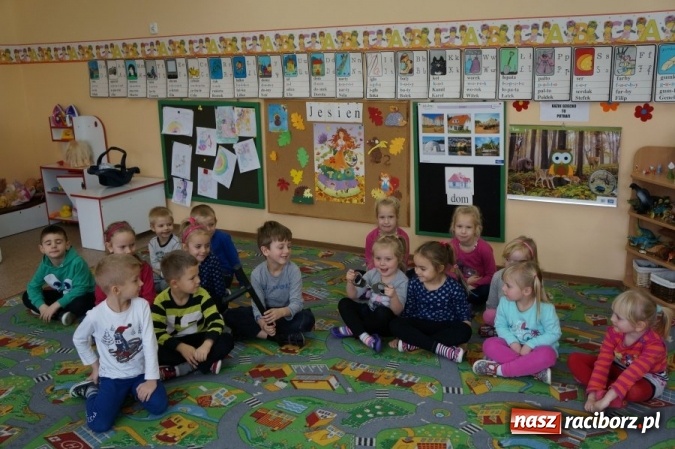 Zdjęcie w galerii na portalu naszraciborz.pl: Mundurowy odwiedził przedszkolaków, tym razem w Makowie i Pawłowie wiadomości z regionu