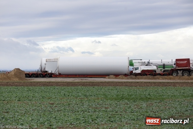 Zdjęcie w galerii na portalu naszraciborz.pl: Do Wojnowic trafiły już elementy pierwszego wiatraka. Maszt to prawdziwy kolos wiadomości z regionu