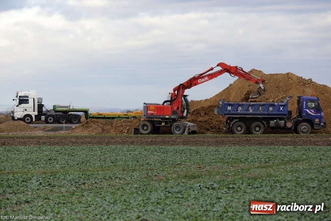 Zdjęcie w galerii na portalu naszraciborz.pl: Do Wojnowic trafiły już elementy pierwszego wiatraka. Maszt to prawdziwy kolos wiadomości z regionu