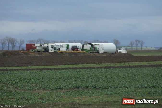 Zdjęcie w galerii na portalu naszraciborz.pl: Do Wojnowic trafiły już elementy pierwszego wiatraka. Maszt to prawdziwy kolos wiadomości z regionu
