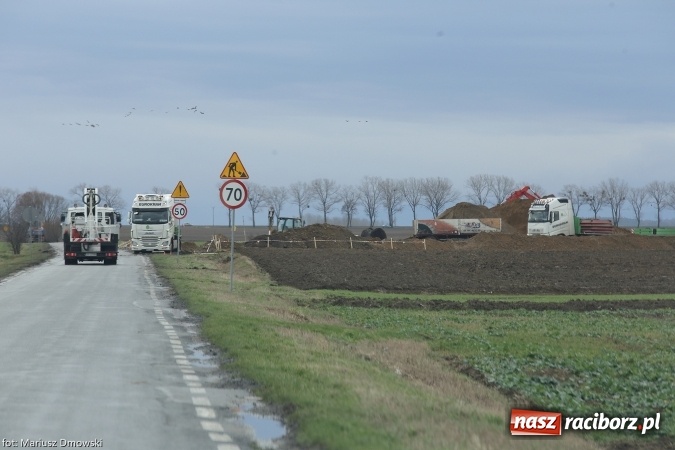 Zdjęcie w galerii na portalu naszraciborz.pl: Do Wojnowic trafiły już elementy pierwszego wiatraka. Maszt to prawdziwy kolos wiadomości z regionu