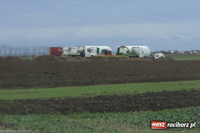 Zdjęcie w galerii na portalu naszraciborz.pl: Do Wojnowic trafiły już elementy pierwszego wiatraka. Maszt to prawdziwy kolos wiadomości z regionu