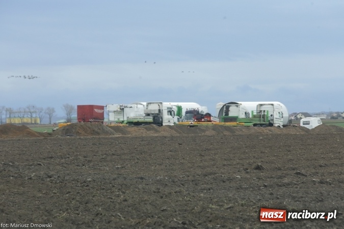 Zdjęcie w galerii na portalu naszraciborz.pl: Do Wojnowic trafiły już elementy pierwszego wiatraka. Maszt to prawdziwy kolos wiadomości z regionu