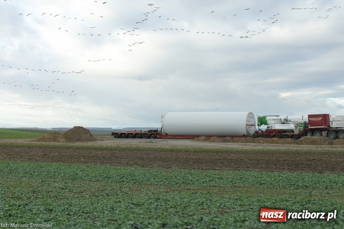 Zdjęcie w galerii na portalu naszraciborz.pl: Do Wojnowic trafiły już elementy pierwszego wiatraka. Maszt to prawdziwy kolos wiadomości z regionu