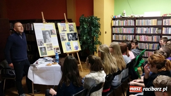 Zdjęcie w galerii na portalu naszraciborz.pl: Młodzież z Nędzy tworzyła scenariusze pod okiem pisarza Zbigniewa Masternaka   wiadomości z regionu