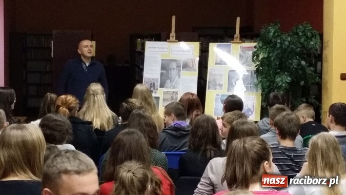 Zdjęcie w galerii na portalu naszraciborz.pl: Młodzież z Nędzy tworzyła scenariusze pod okiem pisarza Zbigniewa Masternaka   wiadomości z regionu