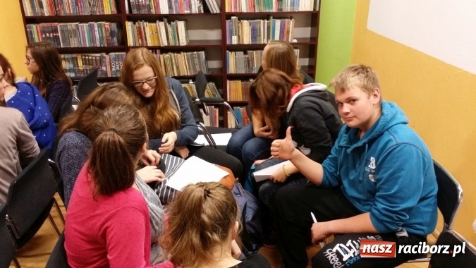 Zdjęcie w galerii na portalu naszraciborz.pl: Młodzież z Nędzy tworzyła scenariusze pod okiem pisarza Zbigniewa Masternaka   wiadomości z regionu