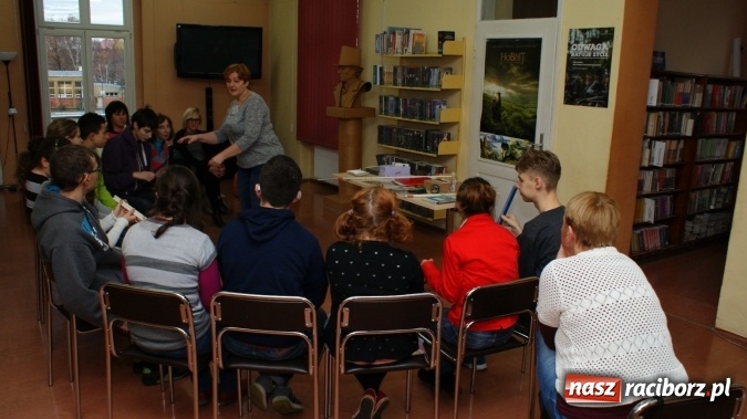 Zdjęcie w galerii na portalu naszraciborz.pl: Bliżej siebie – ciekawa lekcja w bibliotece wiadomości z regionu