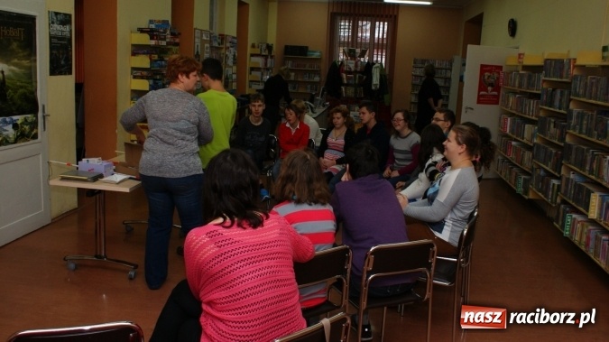 Zdjęcie w galerii na portalu naszraciborz.pl: Bliżej siebie – ciekawa lekcja w bibliotece wiadomości z regionu