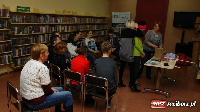 Zdjęcie w galerii na portalu naszraciborz.pl: Bliżej siebie – ciekawa lekcja w bibliotece wiadomości z regionu
