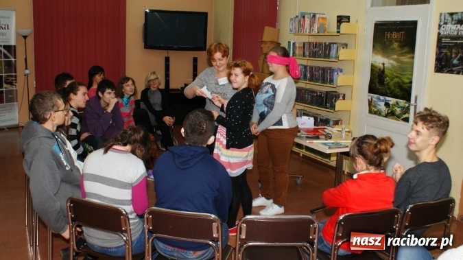 Zdjęcie w galerii na portalu naszraciborz.pl: Bliżej siebie – ciekawa lekcja w bibliotece wiadomości z regionu