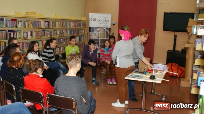 Zdjęcie w galerii na portalu naszraciborz.pl: Bliżej siebie – ciekawa lekcja w bibliotece wiadomości z regionu