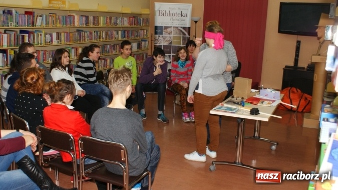 Zdjęcie w galerii na portalu naszraciborz.pl: Bliżej siebie – ciekawa lekcja w bibliotece wiadomości z regionu