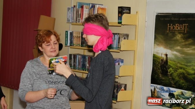 Zdjęcie w galerii na portalu naszraciborz.pl: Bliżej siebie – ciekawa lekcja w bibliotece wiadomości z regionu