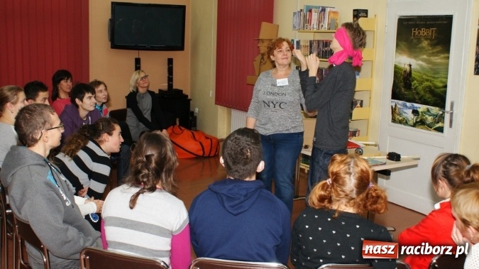 Zdjęcie w galerii na portalu naszraciborz.pl: Bliżej siebie – ciekawa lekcja w bibliotece wiadomości z regionu