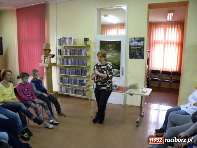 Zdjęcie w galerii na portalu naszraciborz.pl: Bliżej siebie – ciekawa lekcja w bibliotece wiadomości z regionu