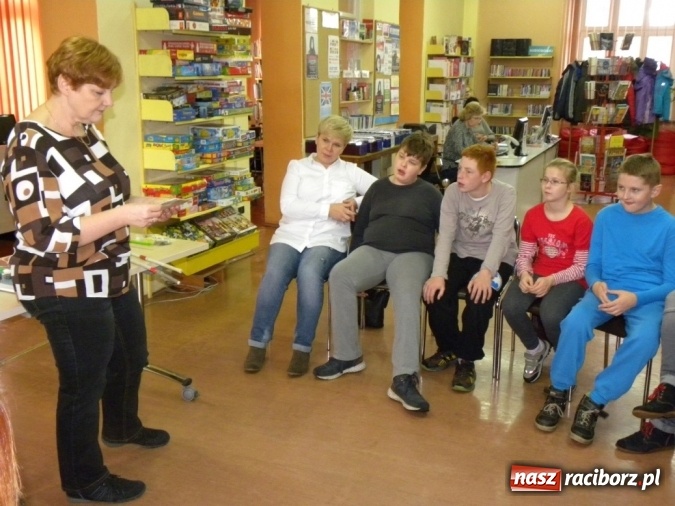 Zdjęcie w galerii na portalu naszraciborz.pl: Bliżej siebie – ciekawa lekcja w bibliotece wiadomości z regionu