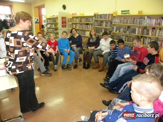 Zdjęcie w galerii na portalu naszraciborz.pl: Bliżej siebie – ciekawa lekcja w bibliotece wiadomości z regionu