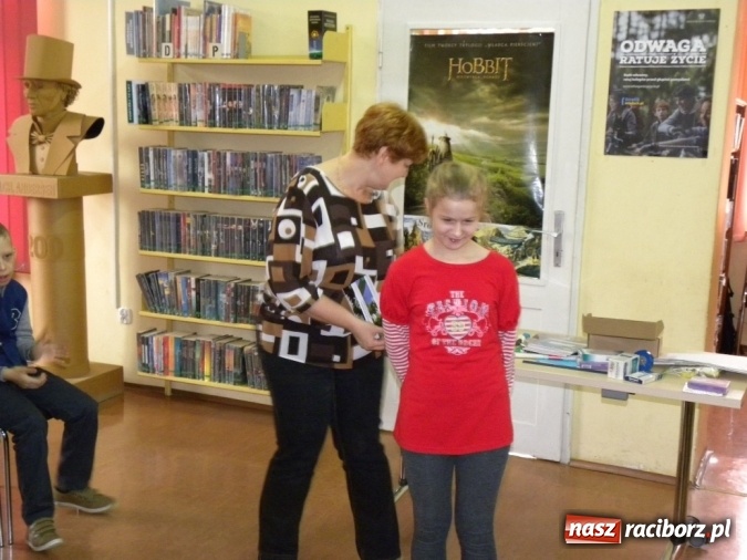 Zdjęcie w galerii na portalu naszraciborz.pl: Bliżej siebie – ciekawa lekcja w bibliotece wiadomości z regionu