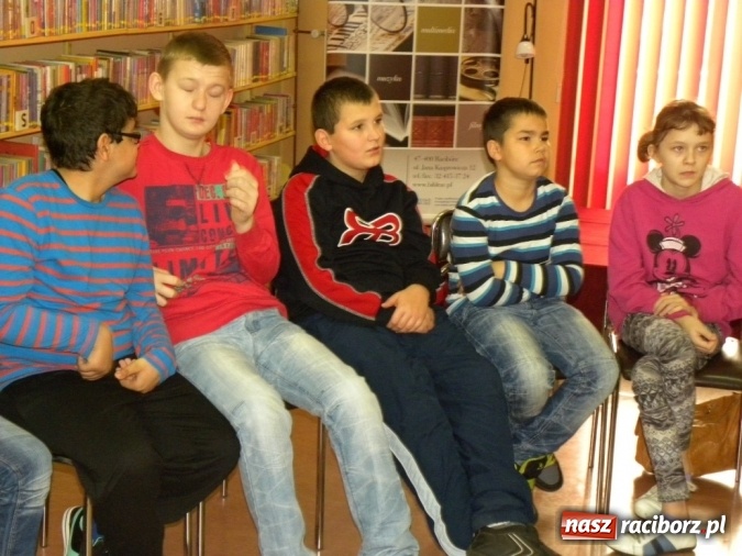 Zdjęcie w galerii na portalu naszraciborz.pl: Bliżej siebie – ciekawa lekcja w bibliotece wiadomości z regionu