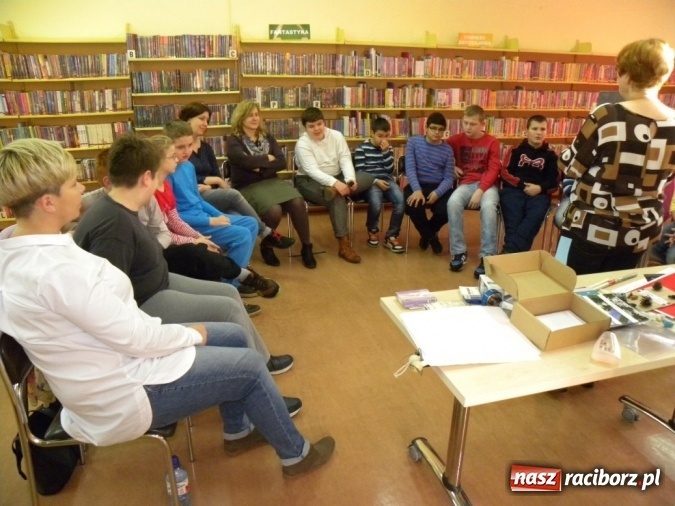 Zdjęcie w galerii na portalu naszraciborz.pl: Bliżej siebie – ciekawa lekcja w bibliotece wiadomości z regionu