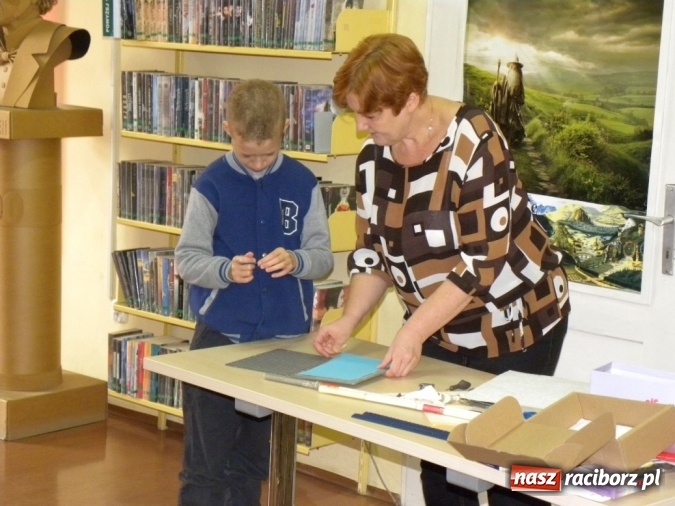 Zdjęcie w galerii na portalu naszraciborz.pl: Bliżej siebie – ciekawa lekcja w bibliotece wiadomości z regionu
