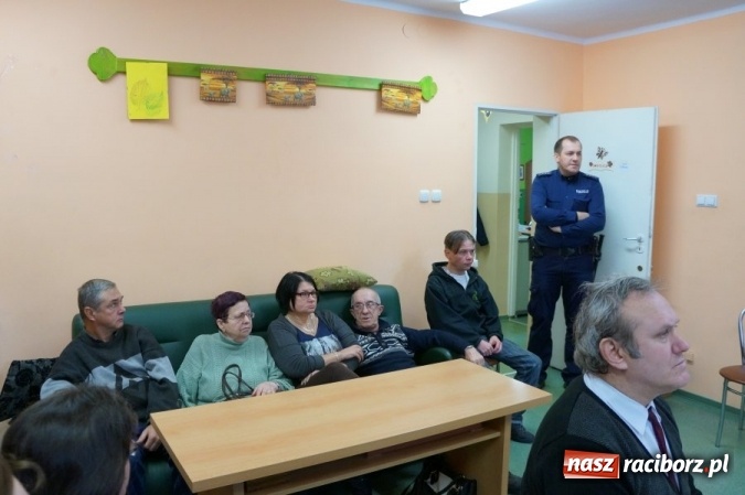 Zdjęcie w galerii na portalu naszraciborz.pl: Mundurowi rozmawiali z seniorami o bezpieczeństwie  wiadomości z regionu
