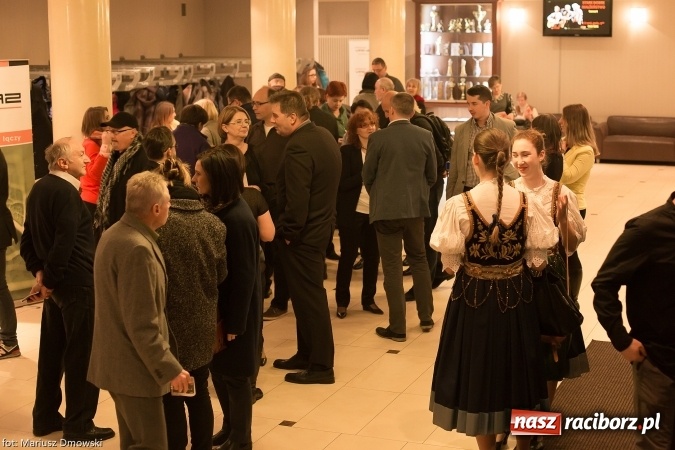 Zdjęcie w galerii na portalu naszraciborz.pl: Mistrz Galliano i Sinfonietta Cracovia wystąpili w Raciborskim Centrum Kultury wiadomości z regionu