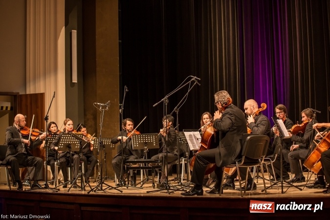 Zdjęcie w galerii na portalu naszraciborz.pl: Mistrz Galliano i Sinfonietta Cracovia wystąpili w Raciborskim Centrum Kultury wiadomości z regionu