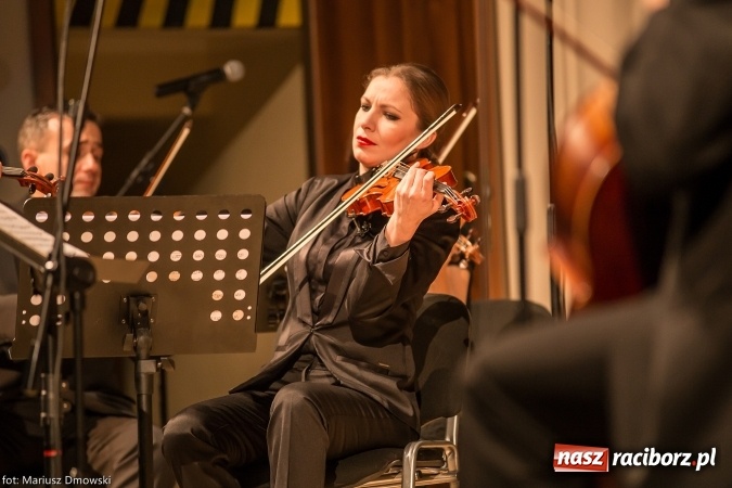Zdjęcie w galerii na portalu naszraciborz.pl: Mistrz Galliano i Sinfonietta Cracovia wystąpili w Raciborskim Centrum Kultury wiadomości z regionu