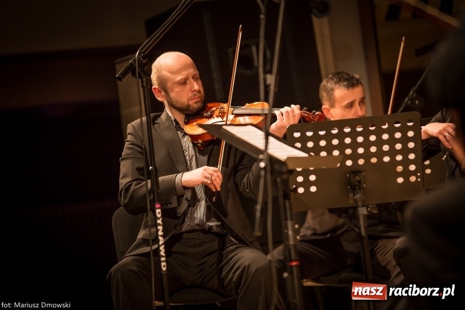 Zdjęcie w galerii na portalu naszraciborz.pl: Mistrz Galliano i Sinfonietta Cracovia wystąpili w Raciborskim Centrum Kultury wiadomości z regionu