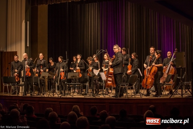 Zdjęcie w galerii na portalu naszraciborz.pl: Mistrz Galliano i Sinfonietta Cracovia wystąpili w Raciborskim Centrum Kultury wiadomości z regionu