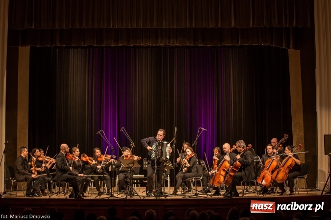 Zdjęcie w galerii na portalu naszraciborz.pl: Mistrz Galliano i Sinfonietta Cracovia wystąpili w Raciborskim Centrum Kultury wiadomości z regionu