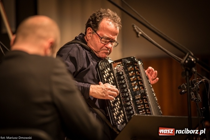 Zdjęcie w galerii na portalu naszraciborz.pl: Mistrz Galliano i Sinfonietta Cracovia wystąpili w Raciborskim Centrum Kultury wiadomości z regionu