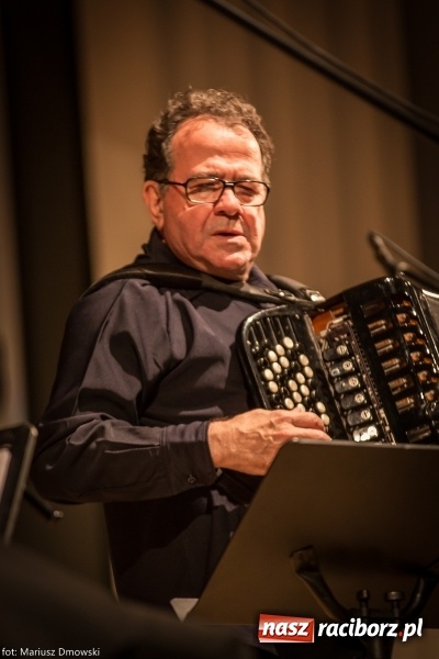 Zdjęcie w galerii na portalu naszraciborz.pl: Mistrz Galliano i Sinfonietta Cracovia wystąpili w Raciborskim Centrum Kultury wiadomości z regionu