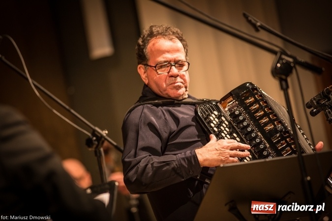 Zdjęcie w galerii na portalu naszraciborz.pl: Mistrz Galliano i Sinfonietta Cracovia wystąpili w Raciborskim Centrum Kultury wiadomości z regionu