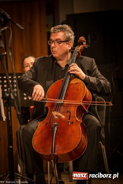 Zdjęcie w galerii na portalu naszraciborz.pl: Mistrz Galliano i Sinfonietta Cracovia wystąpili w Raciborskim Centrum Kultury wiadomości z regionu