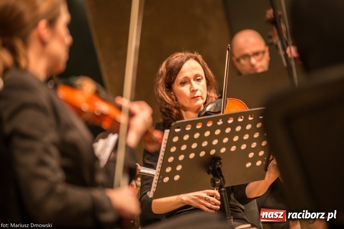 Zdjęcie w galerii na portalu naszraciborz.pl: Mistrz Galliano i Sinfonietta Cracovia wystąpili w Raciborskim Centrum Kultury wiadomości z regionu